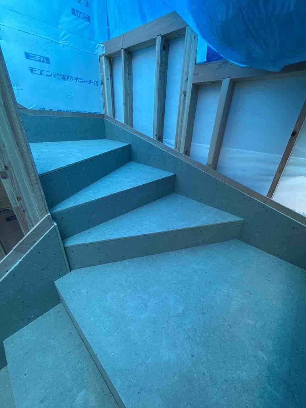 木工事課より　～木製外階段～